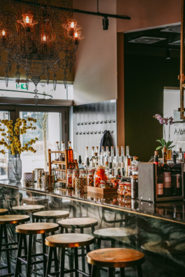 Bar mit Barhockern und Flaschen