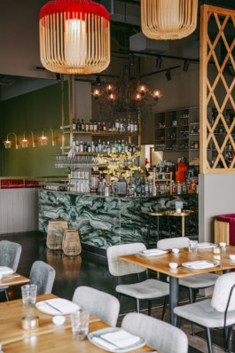 Restaurant mit Bar und gedeckten Tischen